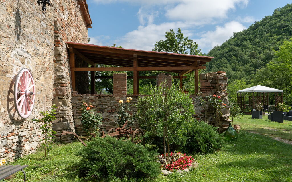 Locanda Di Alberi: Balcony / Terrace / Patio, Building Exterior, Garden