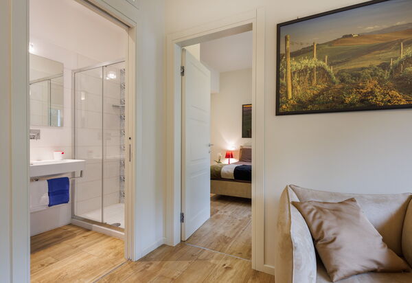 Betty Florence Charming Modern Apartment Near Piazza della Libertà: Autumn, Bathroom, Spring, Summer