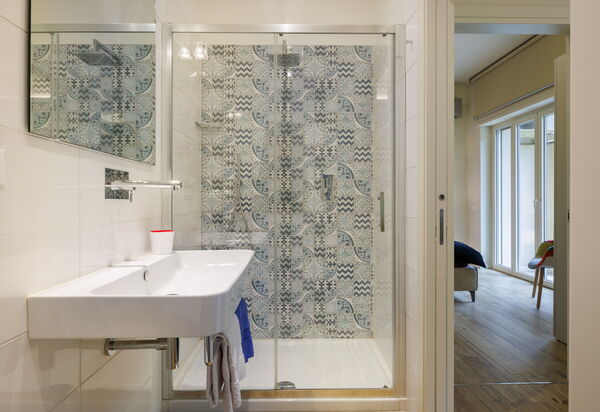 Betty Florence Charming Modern Apartment Near Piazza della Libertà: Autumn, Bathroom, Spring, Summer