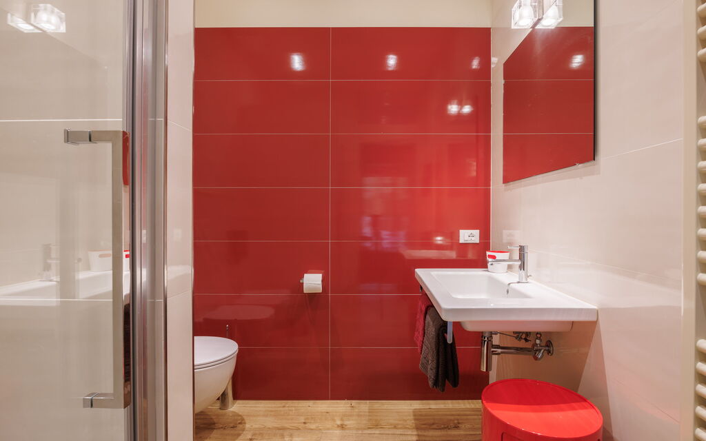 Betty Florence Charming Modern Apartment Near Piazza della Libertà: Autumn, Bathroom, Spring, Summer