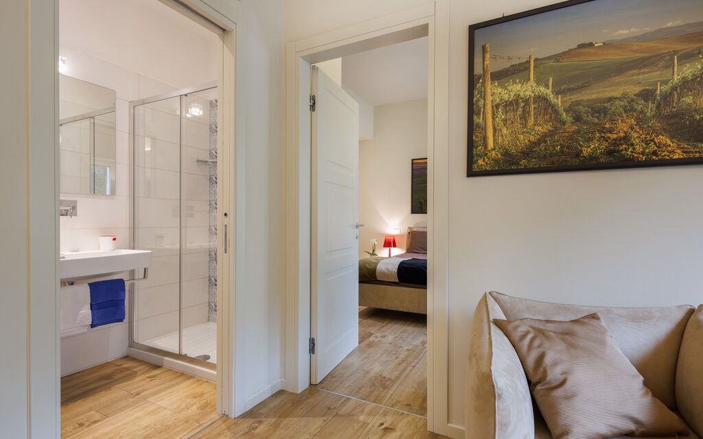 Betty Florence Charming Modern Apartment Near Piazza della Libertà: Autumn, Bathroom, Spring, Summer