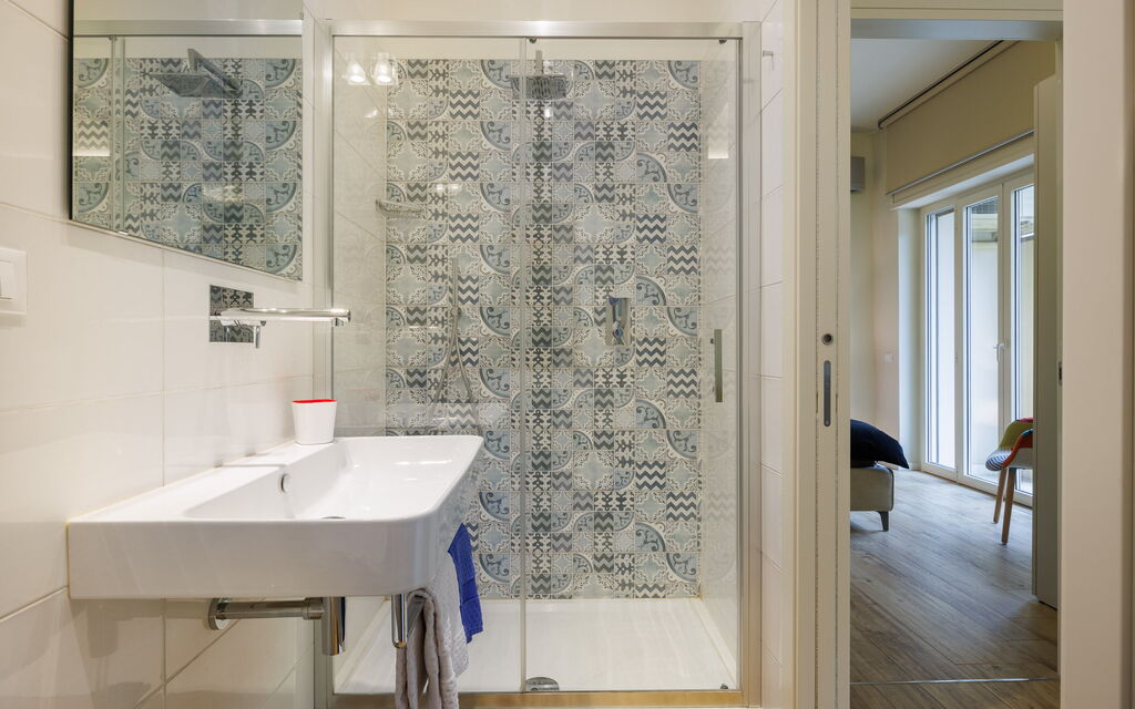 Betty Florence Charming Modern Apartment Near Piazza della Libertà: Autumn, Bathroom, Spring, Summer