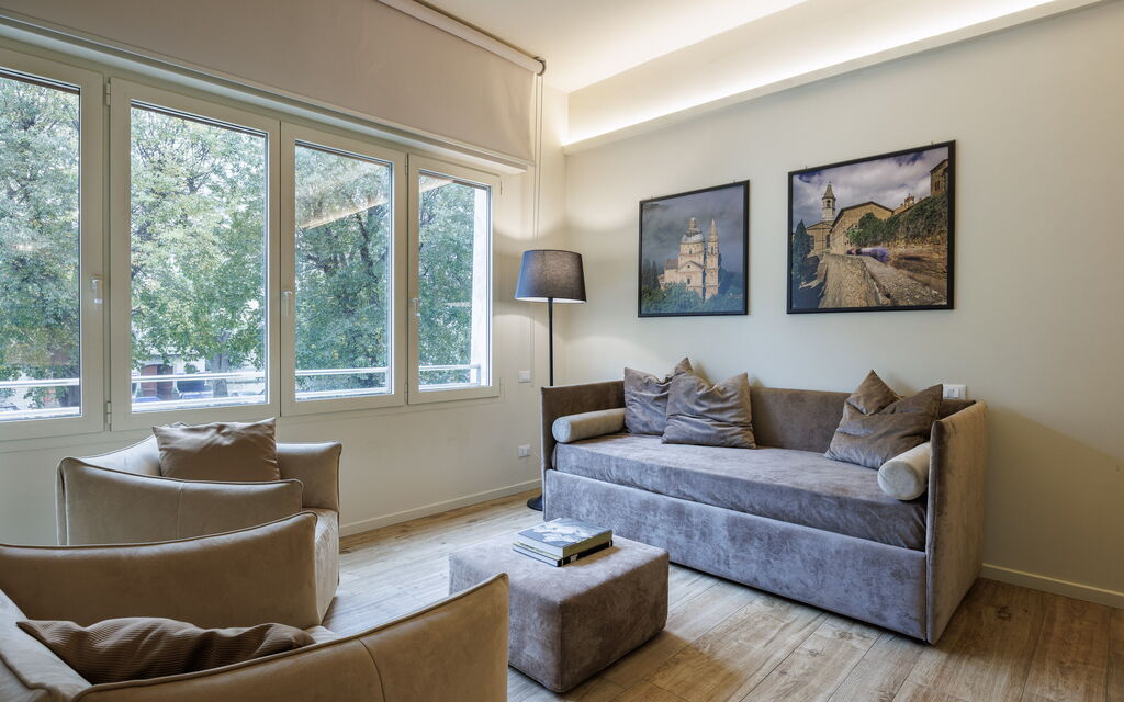 Betty Florence Charming Modern Apartment Near Piazza della Libertà: Autumn, Living Room, Spring, Summer