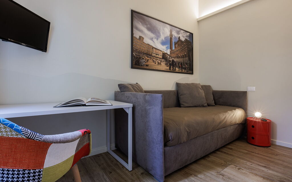 Betty Florence Charming Modern Apartment Near Piazza della Libertà: Autumn, Living Room, Spring, Summer