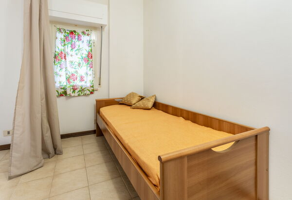 Giannella Beach Residence Apartment - Giannella, Grosseto: Autumn, Bedroom, Spring, Summer