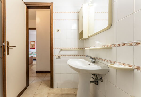 Giannella Beach Residence Apartment - Giannella, Grosseto: Autumn, Bathroom, Spring, Summer