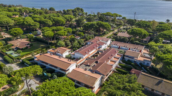 Giannella Beach Residence Apartment - Giannella, Grosseto: Autumn, Building Exterior, Spring, Summer