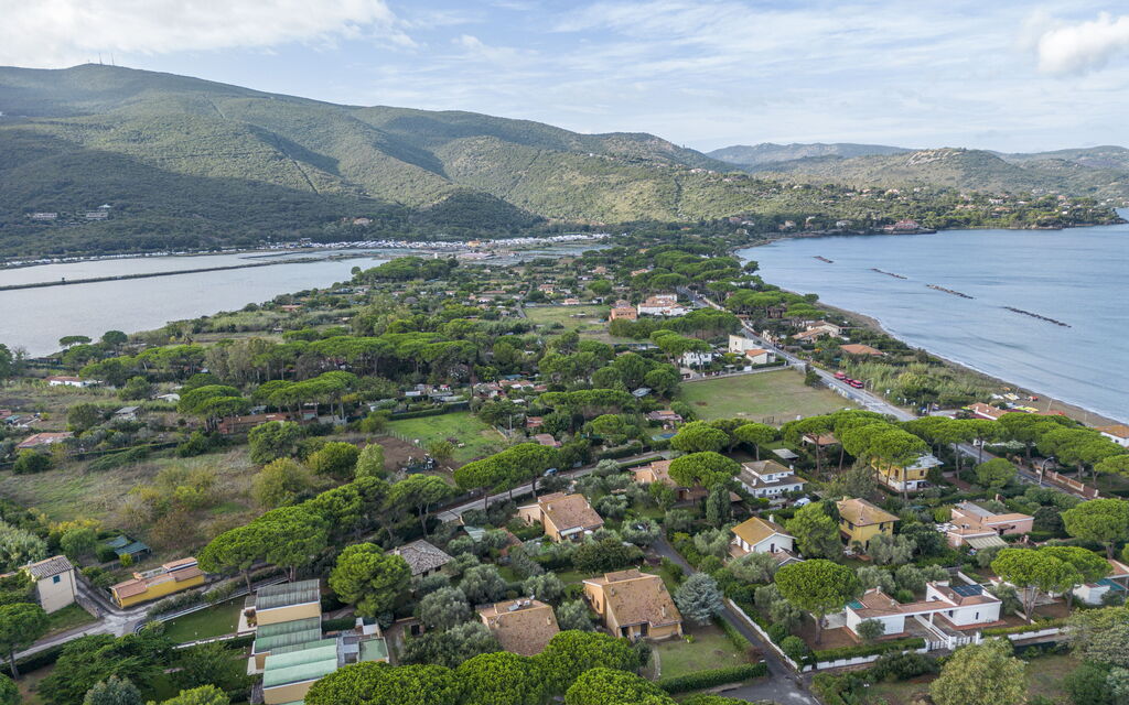 Giannella Beach Residence Apartment - Giannella, Grosseto: Autumn, Building Exterior, Spring, Summer