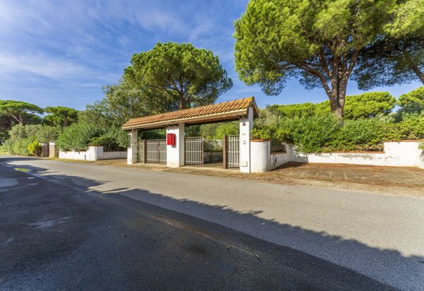 Giannella Apartment - Orbetello, Toscana: Autumn, Building Exterior, Spring, Summer