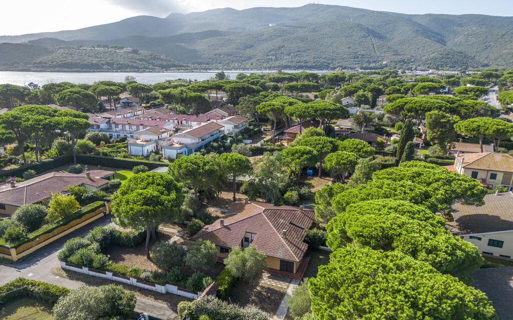 Giannella Apartment - Orbetello, Toscana: Autumn, Building Exterior, Spring, Summer