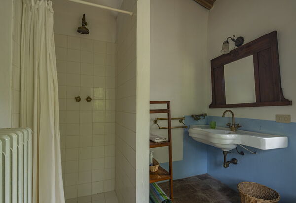 La Casa Dei Limoni, Camaiore, Pet Friendly, Wifi: Autumn, Bathroom, Spring, Summer
