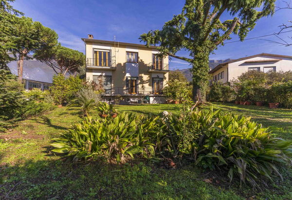 Casa Vacanza Mais - Camaiore, Toscana: Autunno, Estate, Esterni, Giardino, Primavera