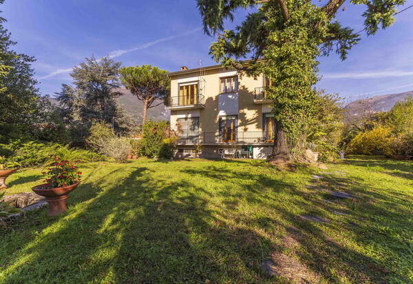 Casa Vacanza Mais - Camaiore, Toscana: Autunno, Estate, Esterni, Giardino, Primavera