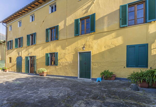 Casale Il Farro - Camaiore, Toscana: Autunno, Entrata Principale, Estate, Primavera