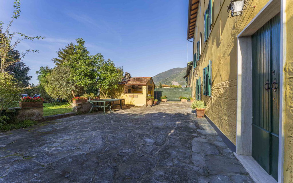 Casale Il Farro - Camaiore, Toscana: Autunno, Estate, Giardino, Primavera