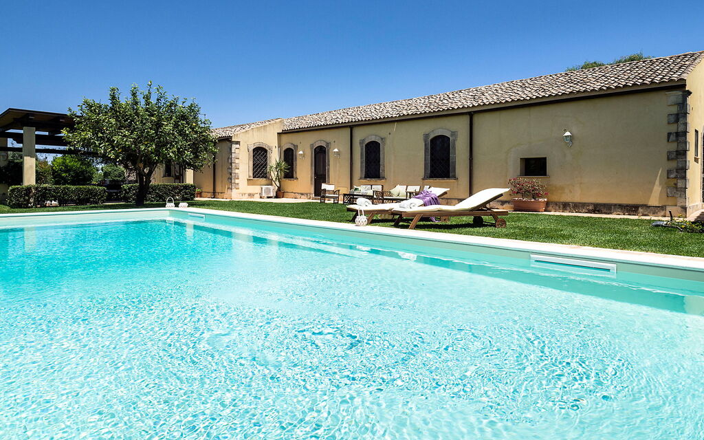Casa Colore - Siracusa, Sicilia: Autumn, Building Exterior, Garden, Outdoor, Pool, Spring, Summer