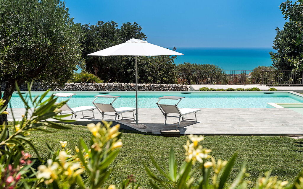 Isolina Verde - Scicli, Sicilia: Autumn, Building Exterior, Garden, Outdoor, Pool, Scenic View, Spring, Summer