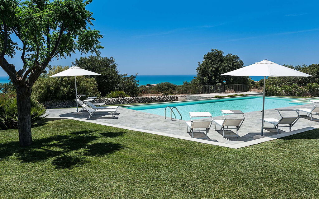 Isolina Verde - Scicli, Sicilia: Autumn, Building Exterior, Garden, Outdoor, Pool, Scenic View, Spring, Summer