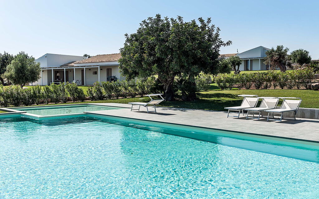 Isolina Verde - Scicli, Sicilia: Autumn, Building Exterior, Garden, Outdoor, Pool, Spring, Summer