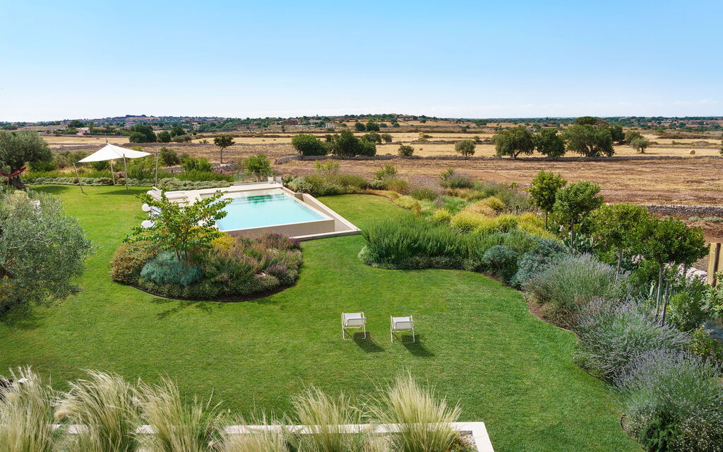 Splendida - Modica, Sicilia: Autumn, Building Exterior, Garden, Outdoor, Pool, Spring, Summer