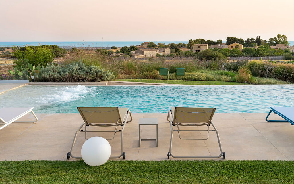 Splendida - Modica, Sicilia: Autumn, Balcony / Terrace / Patio, Building Exterior, Outdoor, Pool, Scenic View, Spring, Summer