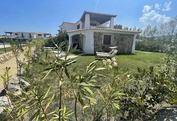 Luisa Apartment In Budoni, Shared Pool: Autunno, Estate, Giardino, Primavera