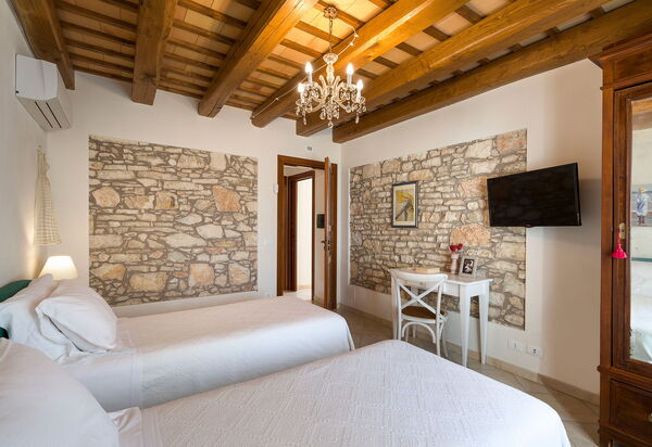 Mirabilia - Tangi, Sicilia: Autumn, Bedroom, Spring, Summer