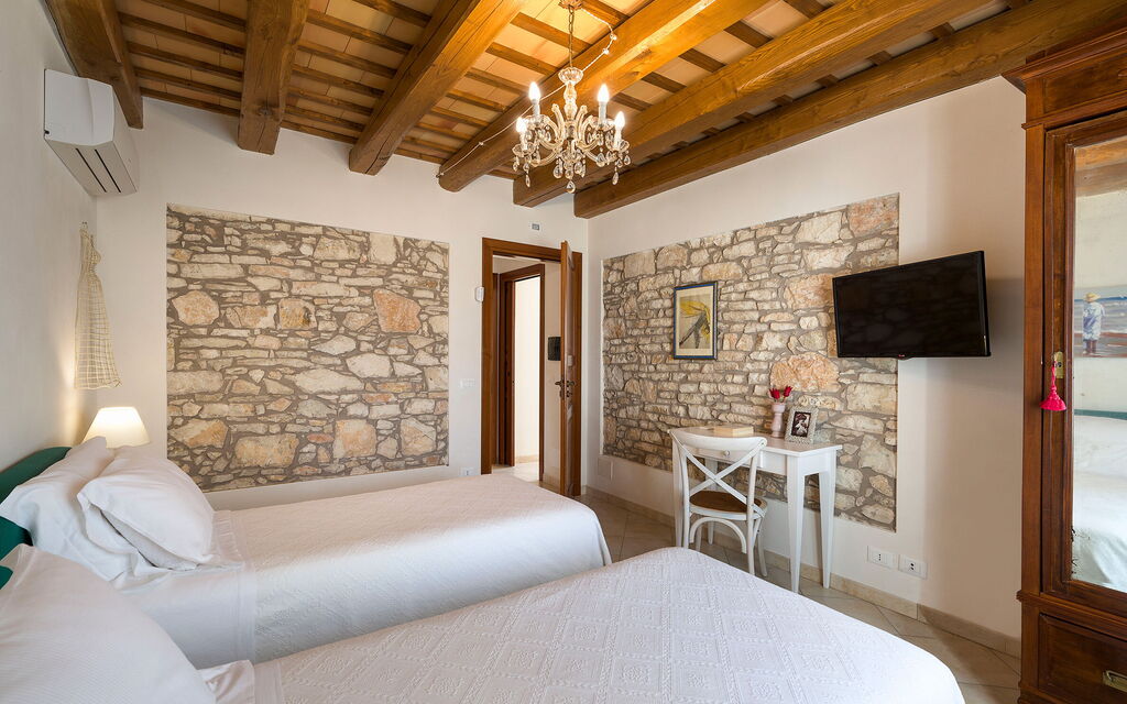 Mirabilia - Tangi, Sicilia: Autumn, Bedroom, Spring, Summer