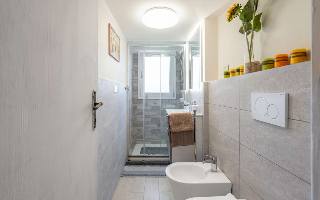 Lucca Old Town Apartment - Lucca, Toscana: Autumn, Bathroom, Spring, Summer