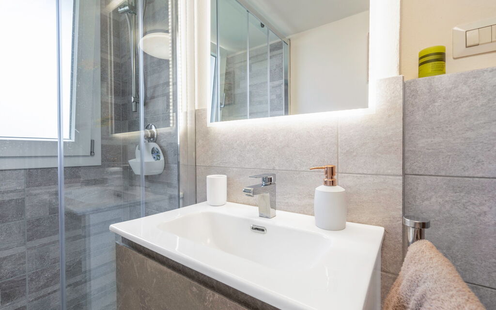 Lucca Old Town Apartment - Lucca, Toscana: Autumn, Bathroom, Spring, Summer