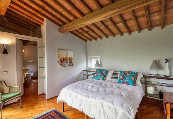 Villa Maestosa - Camaiore, Toscana: Autumn, Bathroom, Bedroom, Spring, Summer