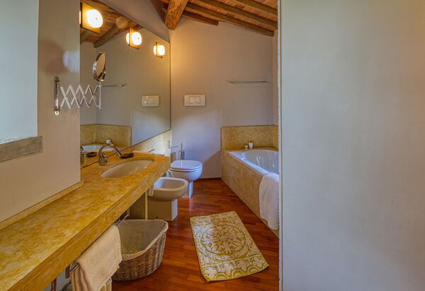 Villa Maestosa - Camaiore, Toscana: Autumn, Bathroom, Spring, Summer