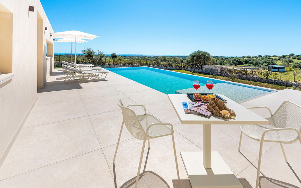 Villa Argento - Rosolini, Sicilia: Autumn, Balcony / Terrace / Patio, Building Exterior, Garden, Outdoor, Pool, Spring, Summer