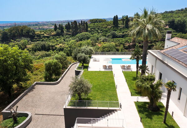 Villa Decoro - Mascali, Sicilia: all'aperto, Autunno, Balcone / Terrazza / Patio, Caratteristiche, Estate, Giardino, Piscina, Primavera, Vista Panoramica