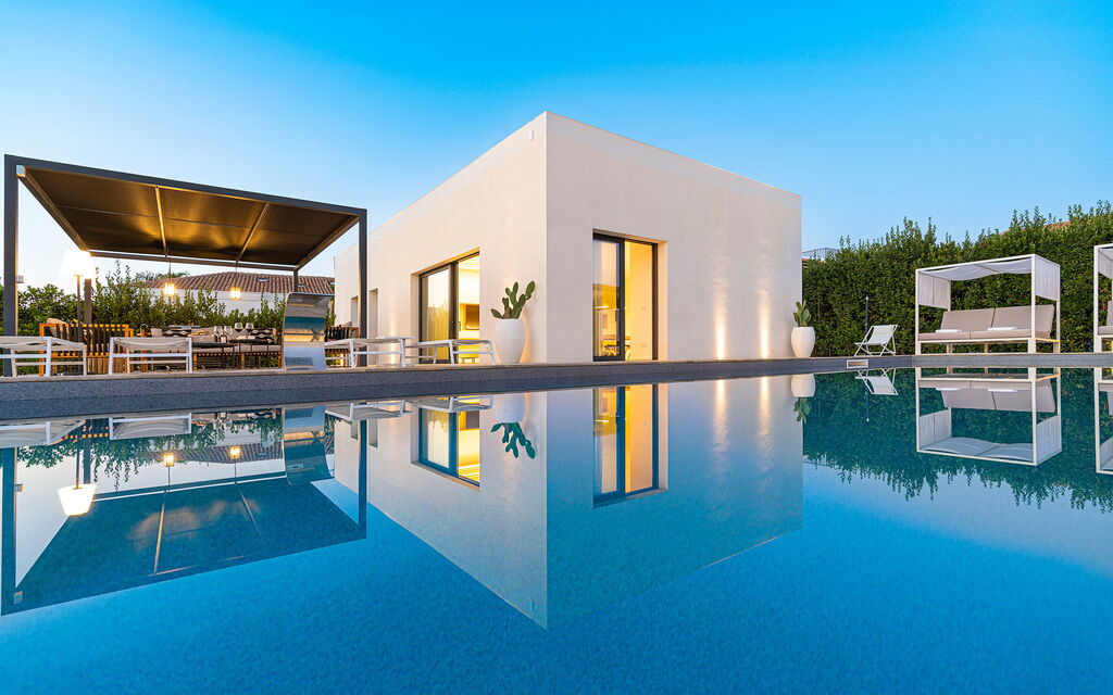 Villa Duetto - Siracusa, Sicilia: Autumn, Balcony / Terrace / Patio, Building Exterior, Outdoor, Pool, Spring, Summer