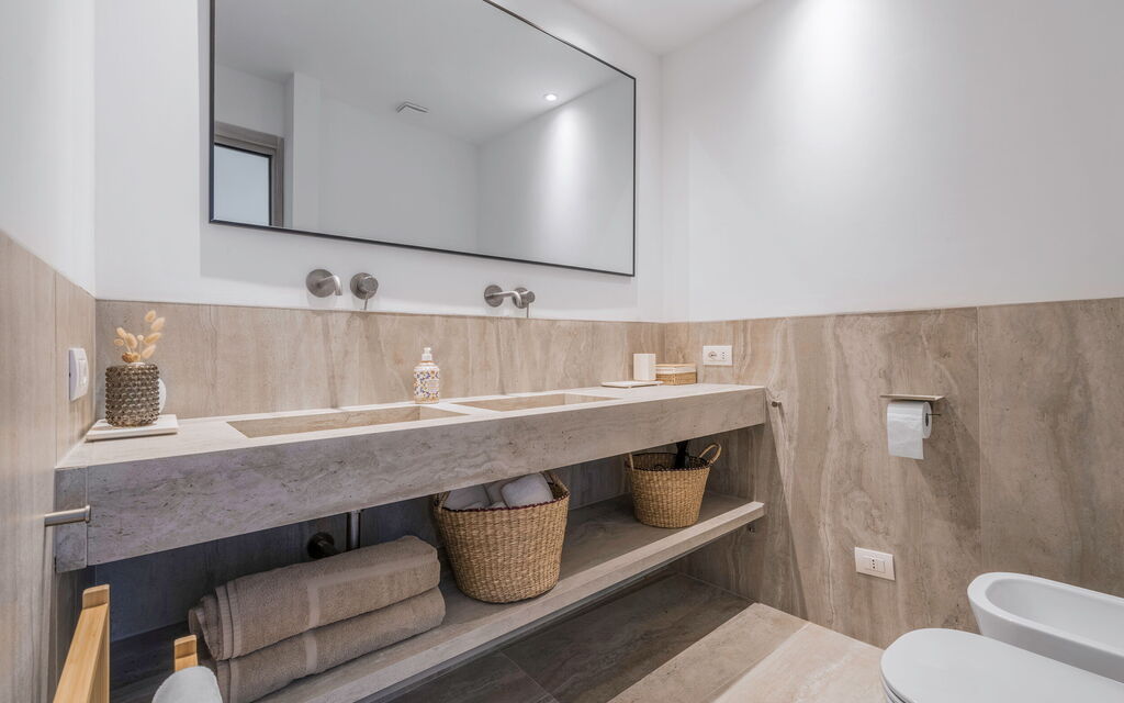 Coratina Spereto Apartment with Pool, Montaione: Autumn, Bathroom, Spring, Summer